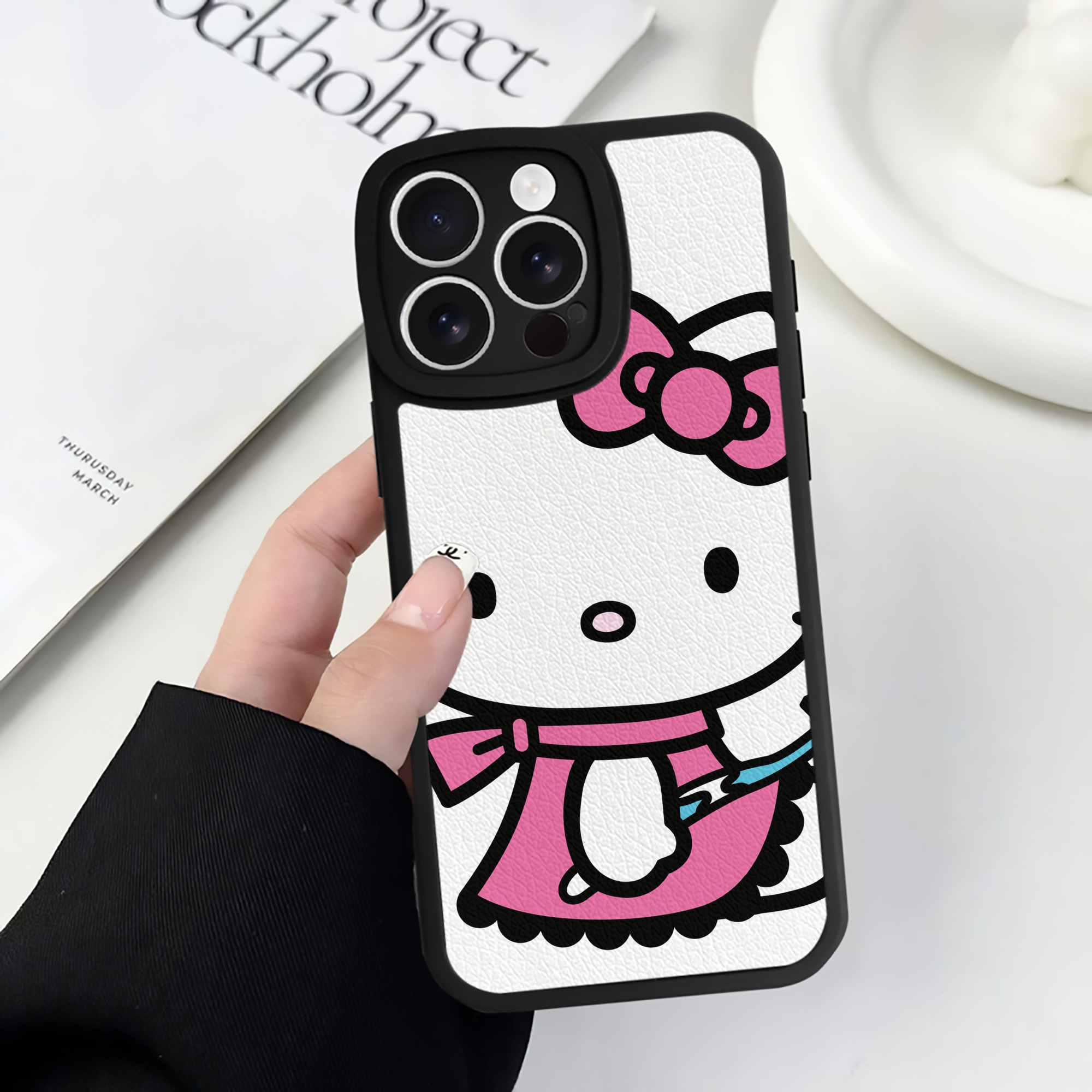 （画像用） Hello Kitty ハローキティ 【iPhone 16シリーズ対応】シリコンスマホケース（レザー調） 材質：シリコン